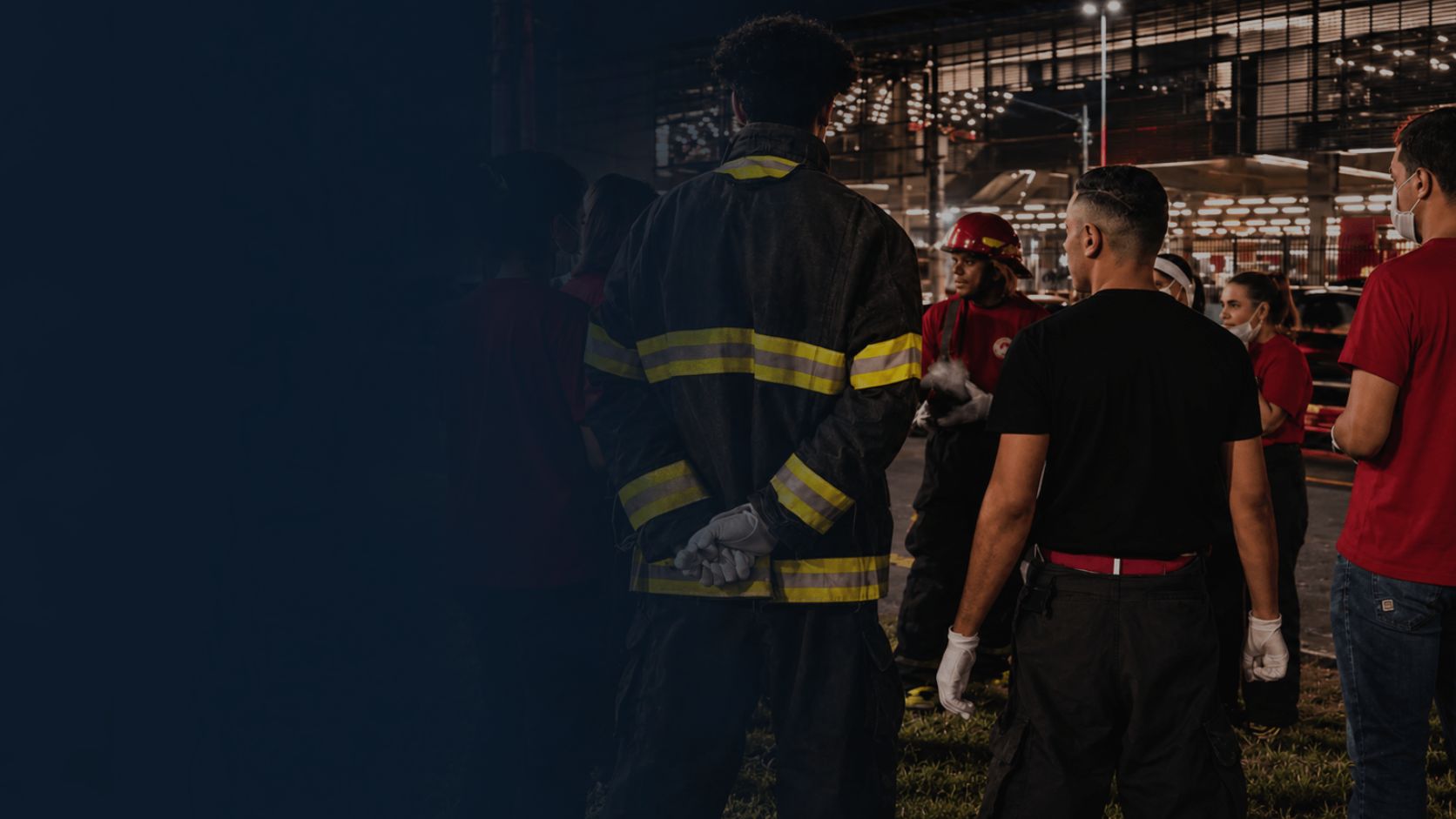 Bombeiros civis em treinamento noturno